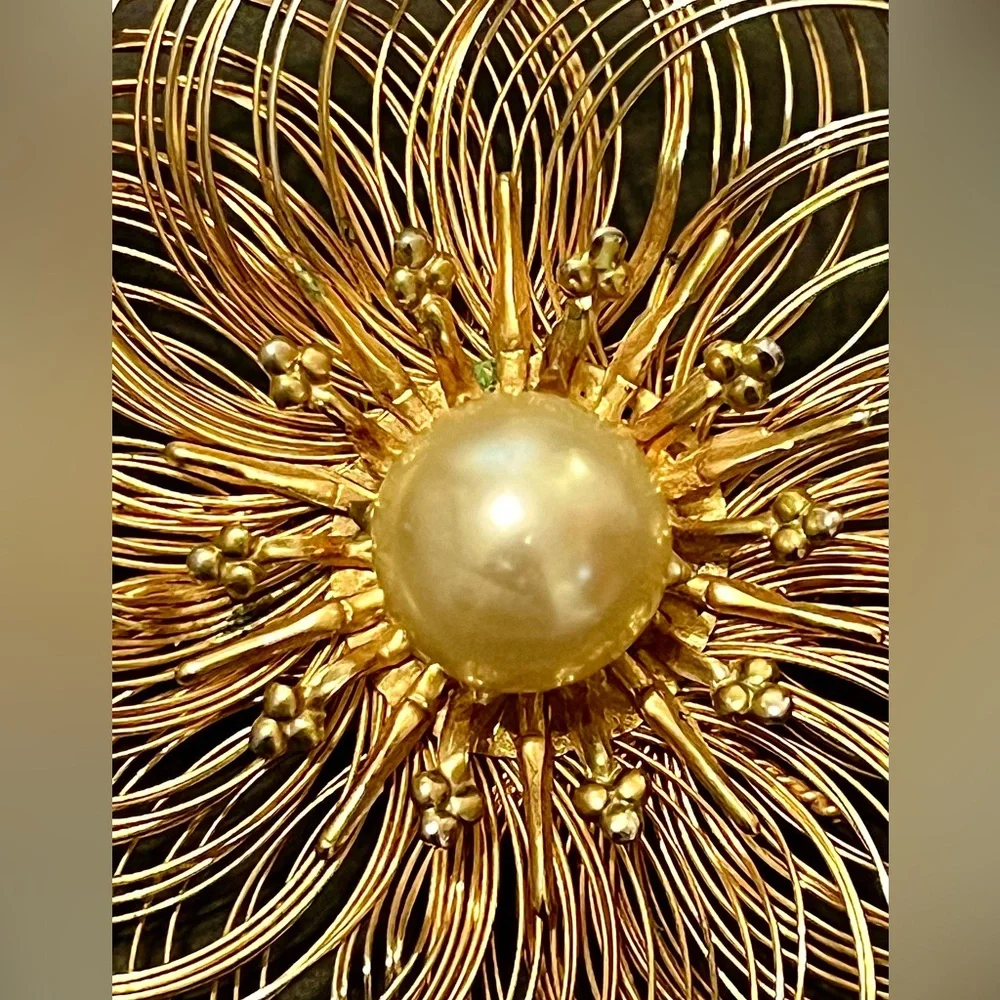 Vintage Lg Gold-tone Wire Circular Brooch/ Pin  Faux Pearl. 2.5”